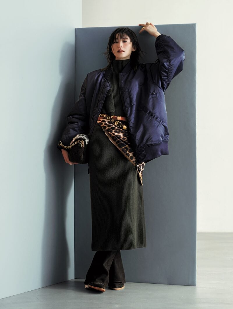 ネイビーのブルゾンを主役に品格あるテイストMIXスタイル