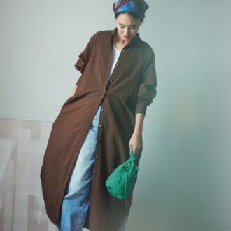 デニムはブルべの名相棒。ワンピースを重ねて旬の大人カジュアルに。