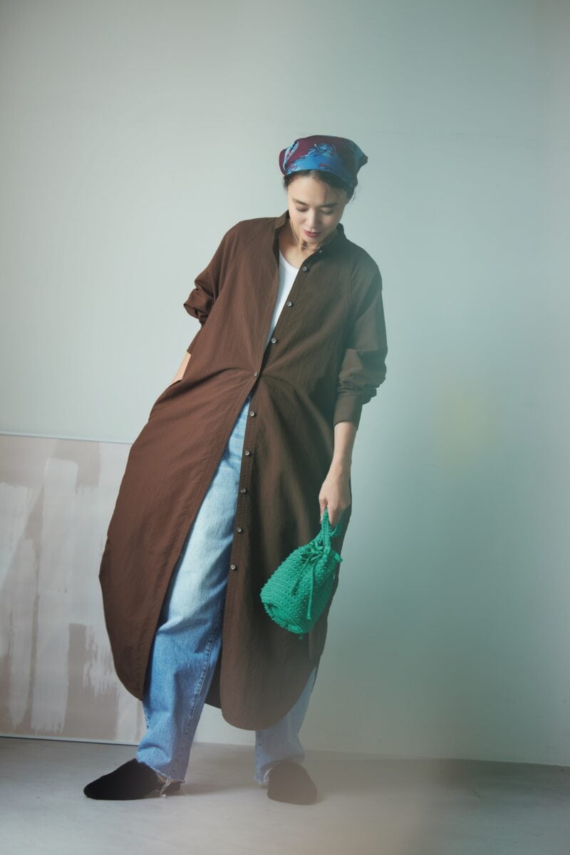 デニムはブルべの名相棒。ワンピースを重ねて旬の大人カジュアルに。