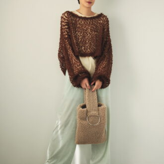 黄み系コーデでブラウンの凹凸感を引き立てる