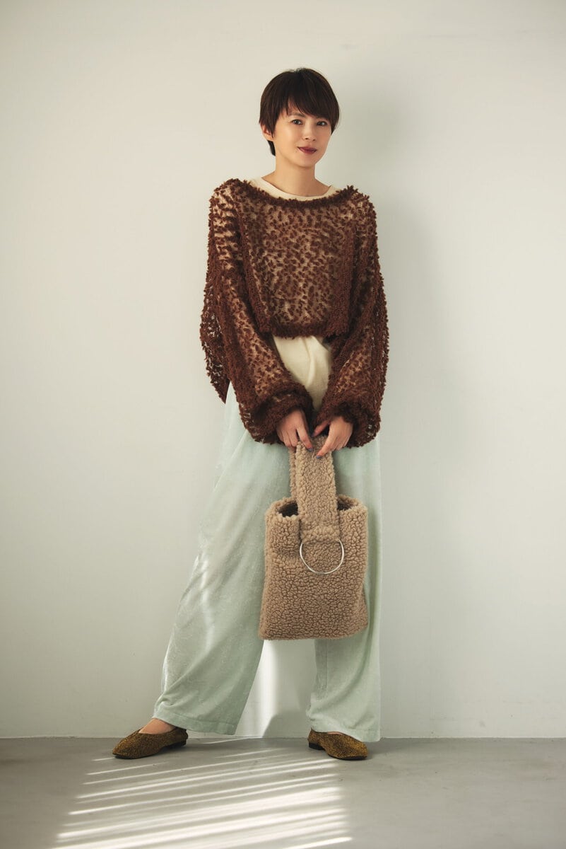 黄み系コーデでブラウンの凹凸感を引き立てる