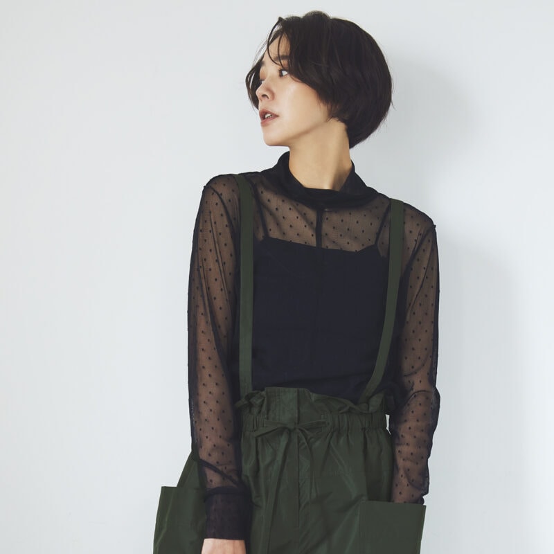 無彩色の黒はブルベのカーキと相性抜群。シアートップスでコーデに奥行きを。