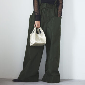 カーキに苦手意識がある人は顔から離れたパンツで取り入れるのも手です。