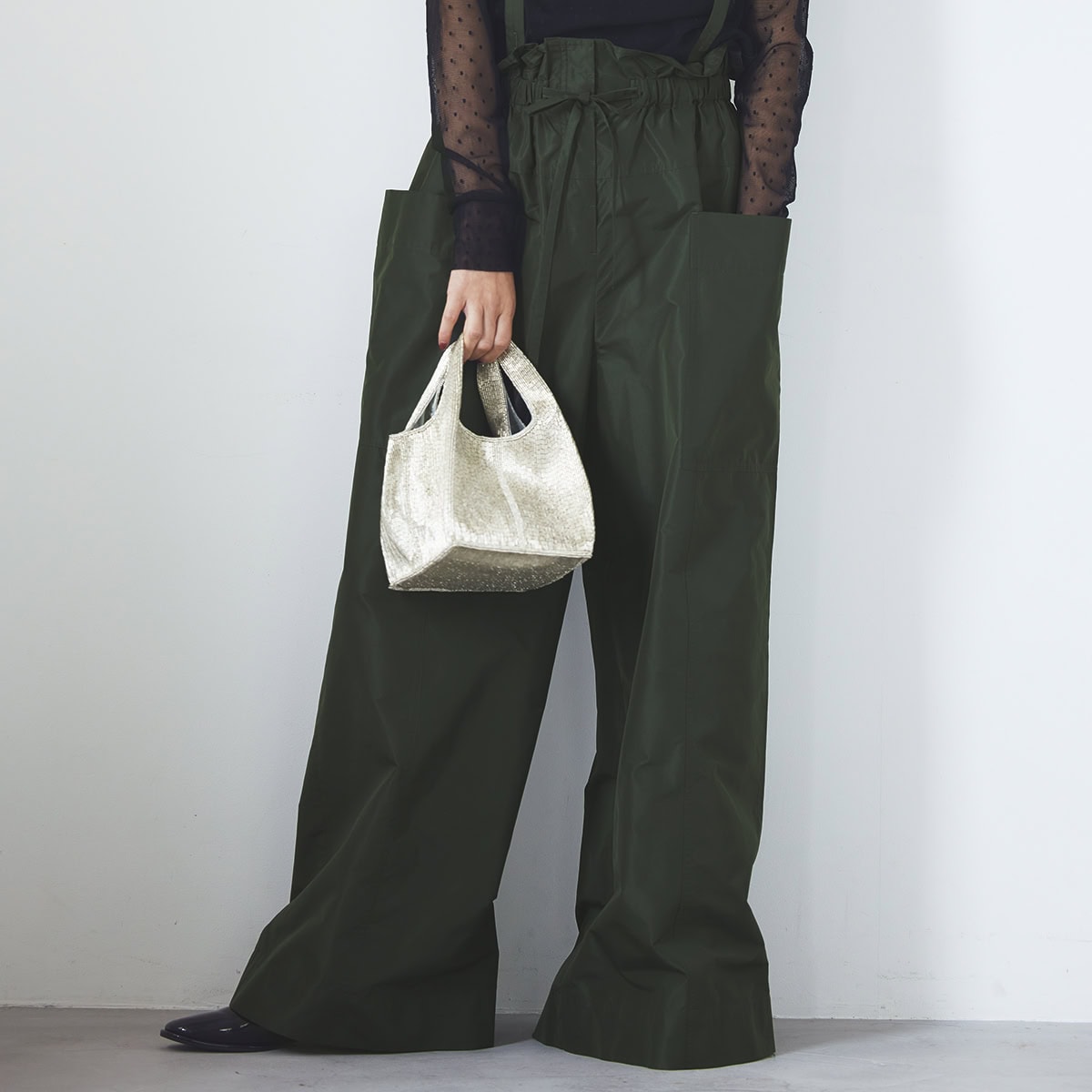 カーキに苦手意識がある人は顔から離れたパンツで取り入れるのも手です。