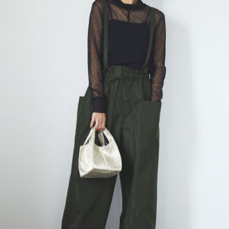 ブルべに映える黒のメッシュトップスをセットしてパンツをモードな気分でコーディネイト。顔まわりに黒を入れることで、カーキがより一層肌になじみます。トップス2万4200円（ルームエイト ブラック／オットデザイン）　パンツ5万3900円（エブール／リトルリーグ インク）　バッグ2万9700円（ジャミレイ／ハウス オブ ロータス 二子玉川店）　靴2万2000円（ダニエラアンドジェマ）