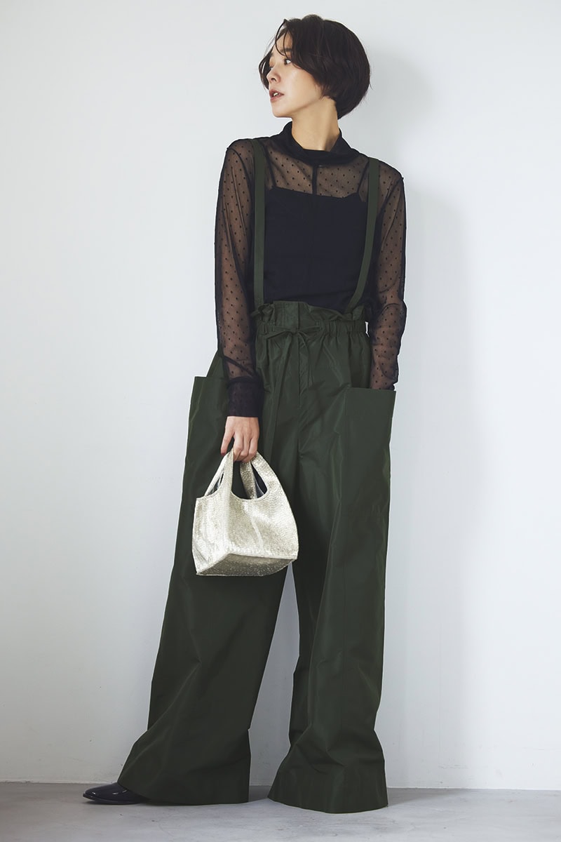 ブルべに映える黒のメッシュトップスをセットしてパンツをモードな気分でコーディネイト。顔まわりに黒を入れることで、カーキがより一層肌になじみます。トップス2万4200円（ルームエイト ブラック／オットデザイン）　パンツ5万3900円（エブール／リトルリーグ インク）　バッグ2万9700円（ジャミレイ／ハウス オブ ロータス 二子玉川店）　靴2万2000円（ダニエラアンドジェマ）