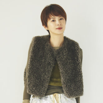 上半身を得意な黄緑系のカーキでまとめると、顔映りよくすっきり見えます。