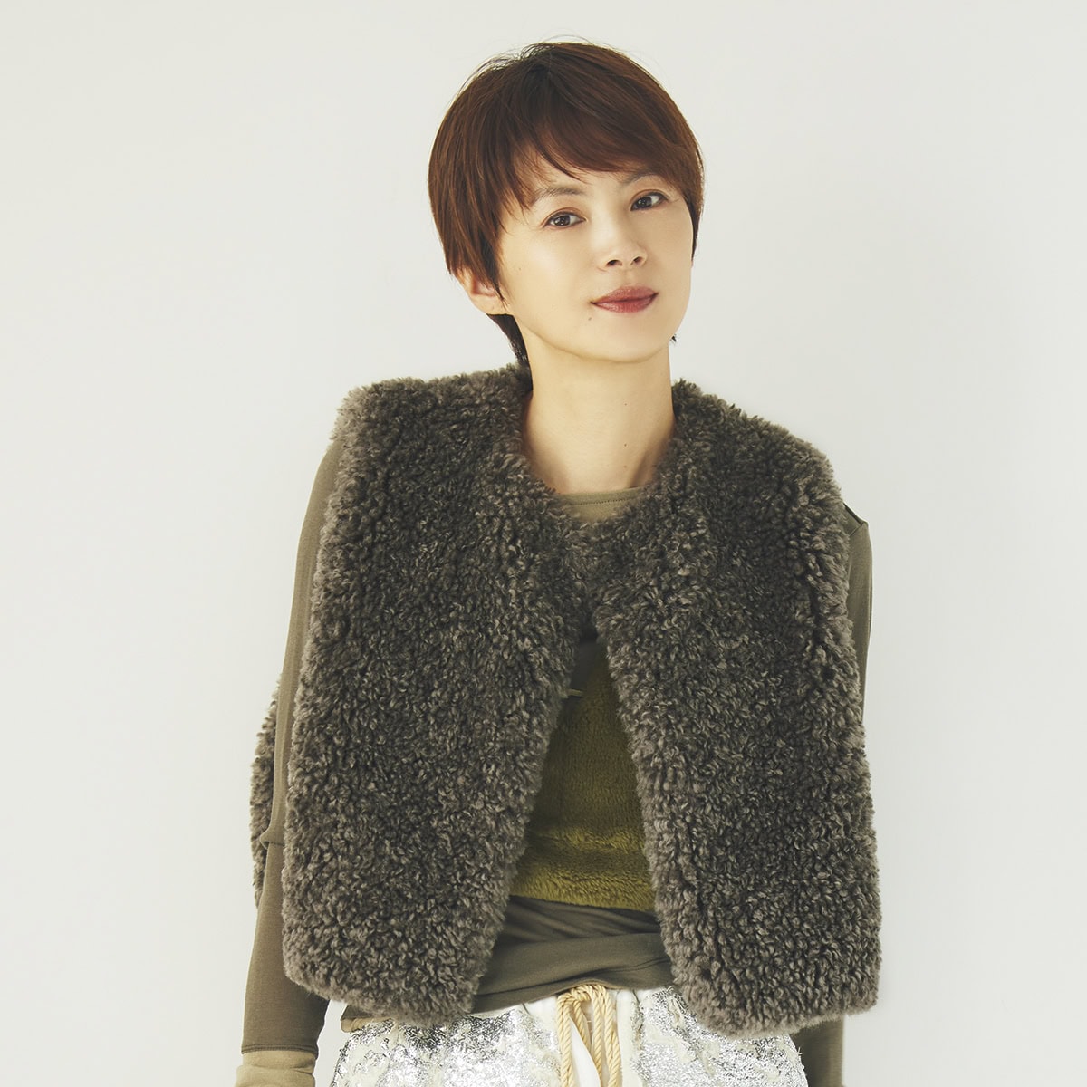 上半身を得意な黄緑系のカーキでまとめると、顔映りよくすっきり見えます。