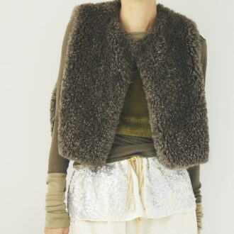 カーキのグラデーションにするなら似合う色みを濃淡で組み合わせる◎。