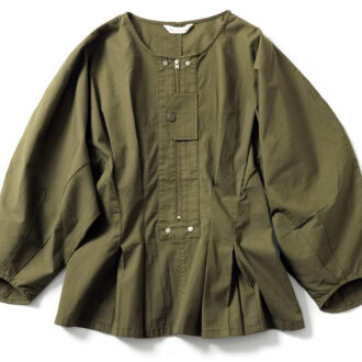 フロントのフラップがユニーク。1万6000円（バナナ・リパブリック）