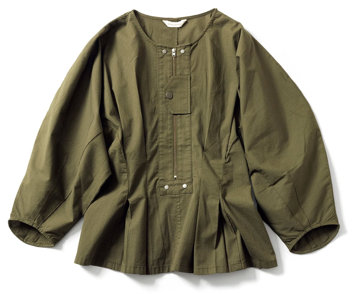 フロントのフラップがユニーク。1万6000円（バナナ・リパブリック）