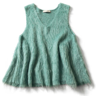 シャギーニットのAラインが女性らしい。7990円（アンフィーロ／オンワード樫山）