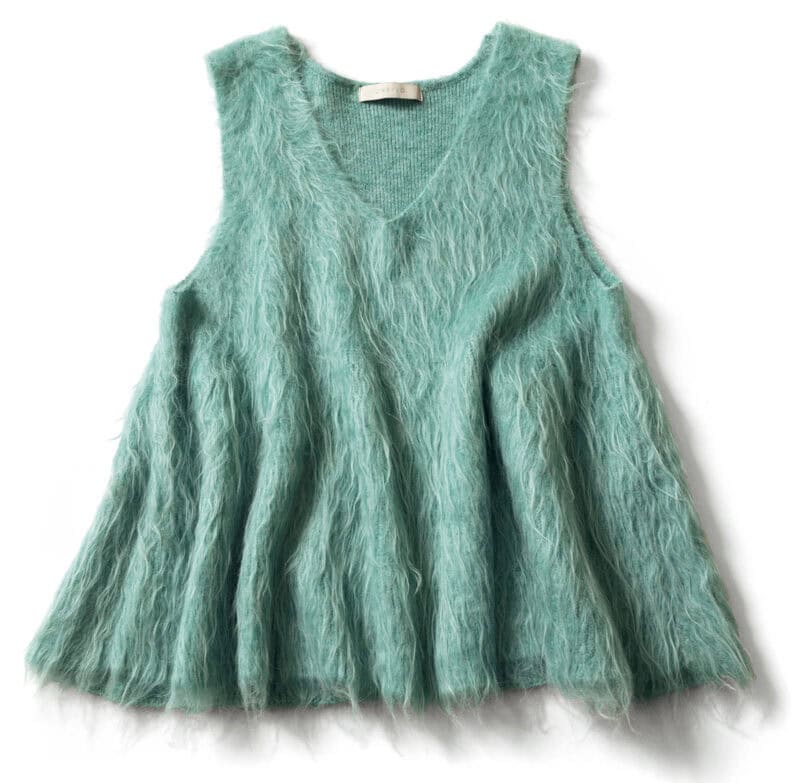 シャギーニットのAラインが女性らしい。7990円（アンフィーロ／オンワード樫山）