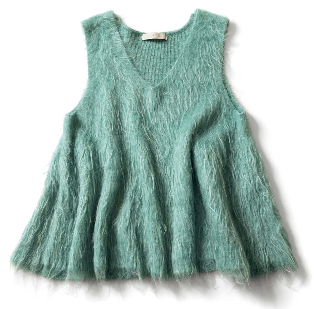 シャギーニットのAラインが女性らしい。7990円（アンフィーロ／オンワード樫山）