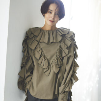 旬の”カーキ”は甘く着る！大人が即あか抜ける“ニュアンスミリタリー”｜40代おしゃれ