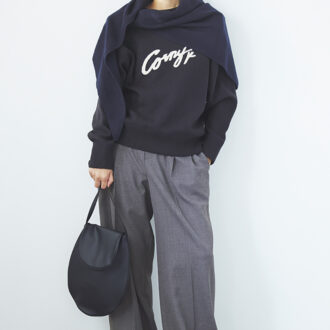 ブルベさんに似合う、青みが際立つ色のネイビーのコーデ。同色のニットとストールで上半身をまとめてすっきりと。