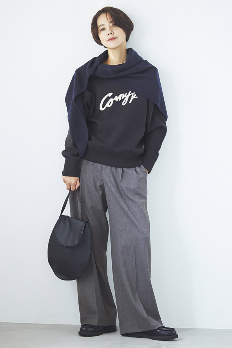 ブルベさんに似合う、青みが際立つ色のネイビーのコーデ。同色のニットとストールで上半身をまとめてすっきりと。