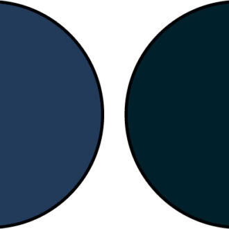 イエベさんに似合うネイビー2色。ほんの少し緑がかったぬくもりのある色を選びましょう。