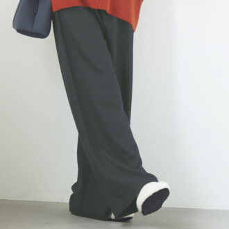 イエベさんに似合うネイビーコーデ。ニット10万100円（エクストリーム カシミヤ）、パンツ3万4100円（ロンハーマン／ともにロンハーマン）　バッグ5万3900円（ステート オブ エスケープ／リトルリーグ インク）　靴3万9600円（ペリーコ サニー／アマン）