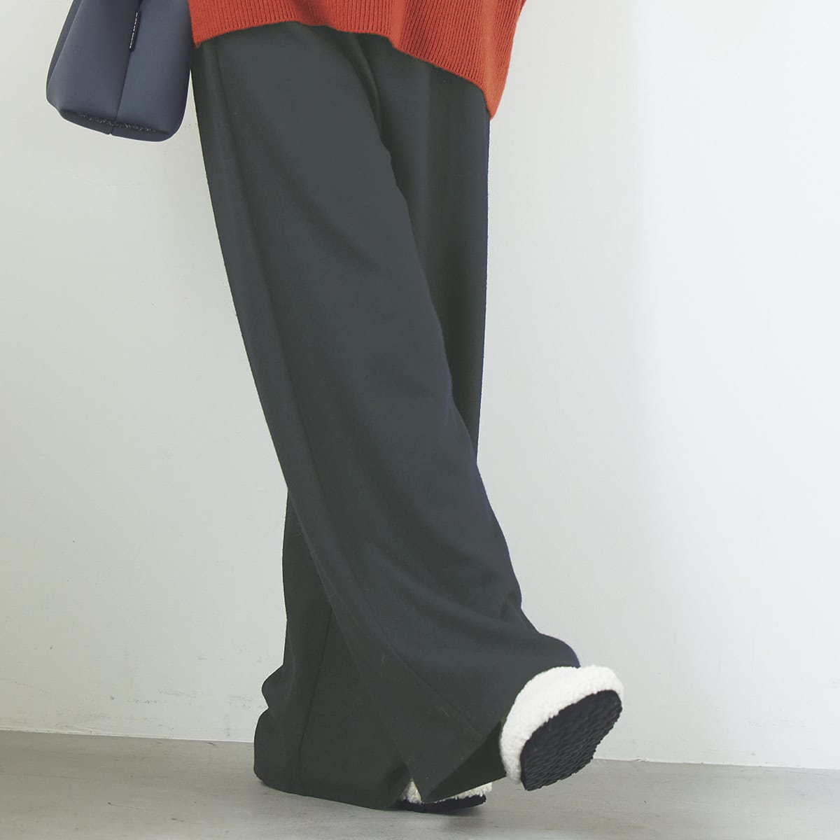 イエベさんに似合うネイビーコーデ。ニット10万100円（エクストリーム カシミヤ）、パンツ3万4100円（ロンハーマン／ともにロンハーマン）　バッグ5万3900円（ステート オブ エスケープ／リトルリーグ インク）　靴3万9600円（ペリーコ サニー／アマン）