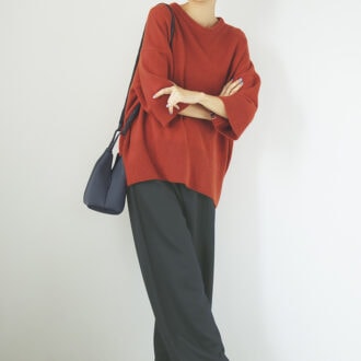 イエベさんに似合うネイビーコーデ。ニット10万100円（エクストリーム カシミヤ）、パンツ3万4100円（ロンハーマン／ともにロンハーマン）　眼鏡4万2900円（プロポ／プロポデザイン）　バッグ5万3900円（ステート オブ エスケープ／リトルリーグ インク）　靴3万9600円（ペリーコ サニー／アマン）