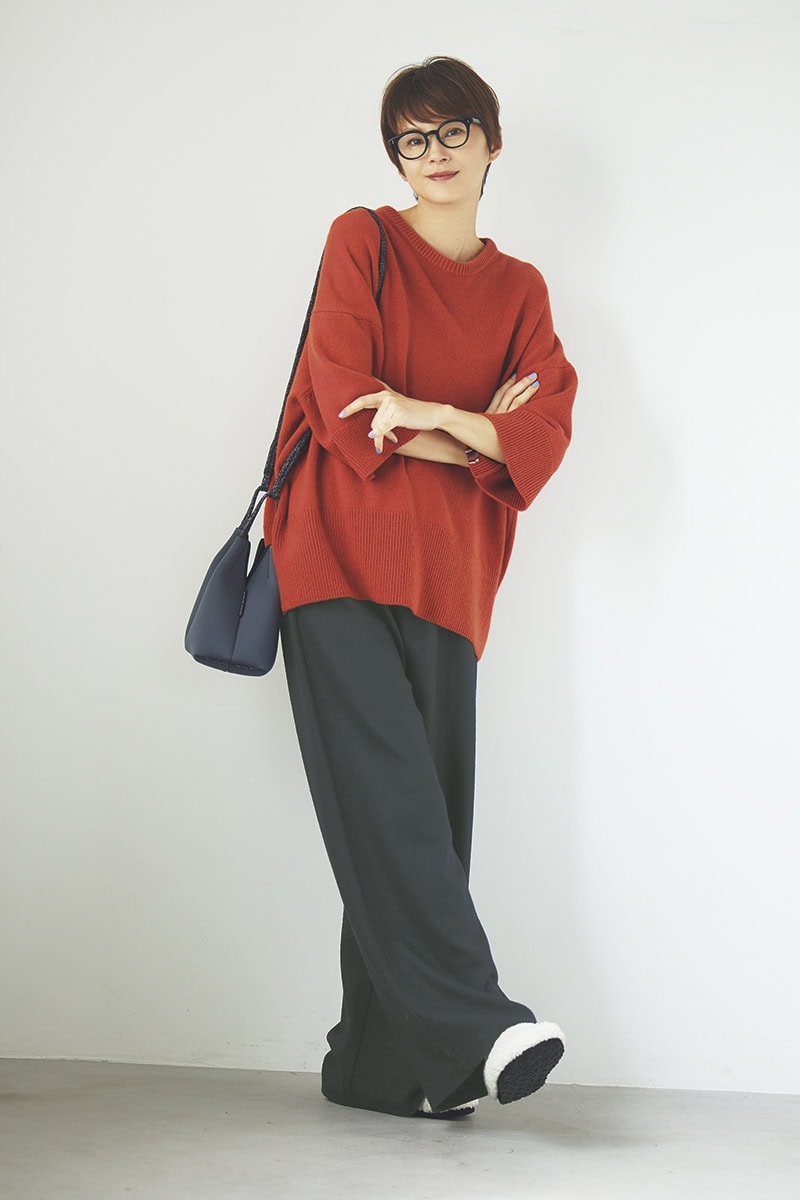 イエベさんに似合うネイビーコーデ。ニット10万100円（エクストリーム カシミヤ）、パンツ3万4100円（ロンハーマン／ともにロンハーマン）　眼鏡4万2900円（プロポ／プロポデザイン）　バッグ5万3900円（ステート オブ エスケープ／リトルリーグ インク）　靴3万9600円（ペリーコ サニー／アマン）