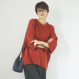 40代のイエベ肌に似合うネイビーは？「緑がかった色」を吟味して！【40代おしゃれ】
