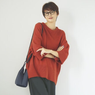 イエベさんに似合うネイビーコーデ。ニット10万100円（エクストリーム カシミヤ）、パンツ3万4100円（ロンハーマン／ともにロンハーマン）　眼鏡4万2900円（プロポ／プロポデザイン）　バッグ5万3900円（ステート オブ エスケープ／リトルリーグ インク）