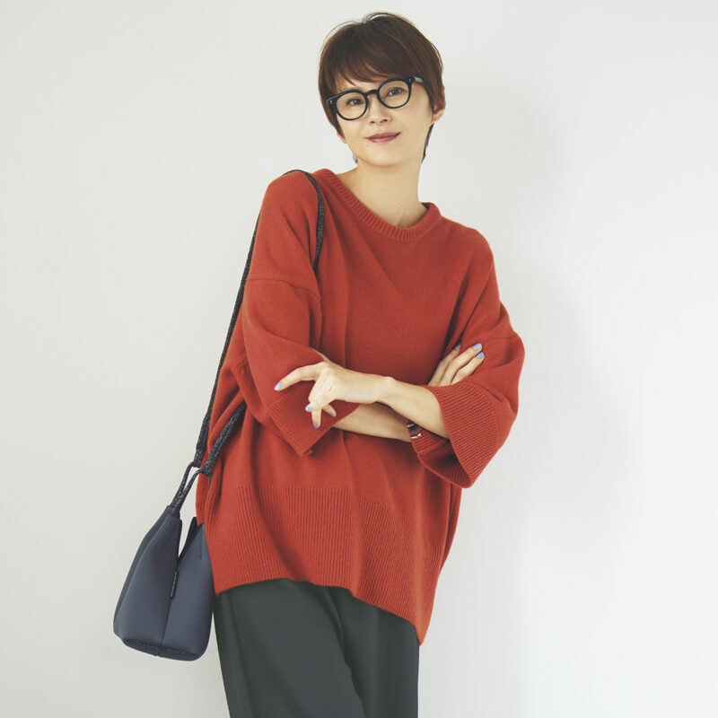 イエベさんに似合うネイビーコーデ。ニット10万100円（エクストリーム カシミヤ）、パンツ3万4100円（ロンハーマン／ともにロンハーマン）　眼鏡4万2900円（プロポ／プロポデザイン）　バッグ5万3900円（ステート オブ エスケープ／リトルリーグ インク）