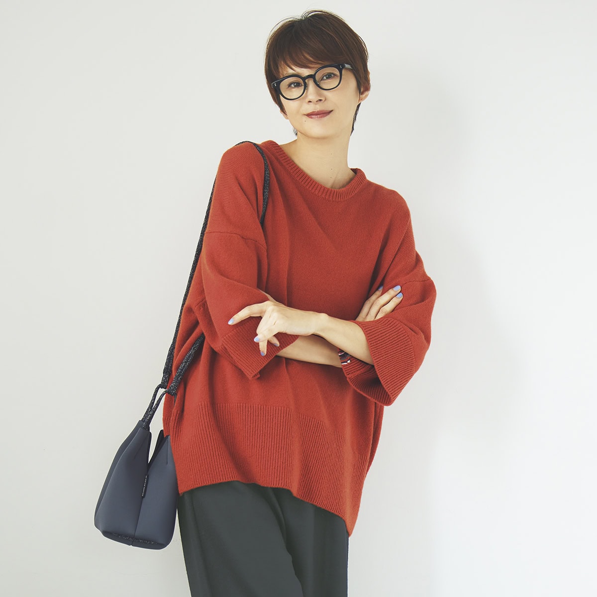 イエベさんに似合うネイビーコーデ。ニット10万100円（エクストリーム カシミヤ）、パンツ3万4100円（ロンハーマン／ともにロンハーマン）　眼鏡4万2900円（プロポ／プロポデザイン）　バッグ5万3900円（ステート オブ エスケープ／リトルリーグ インク）