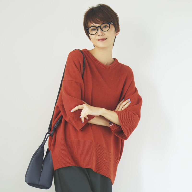 イエベさんに似合うネイビーコーデ。ニット10万100円（エクストリーム カシミヤ）、パンツ3万4100円（ロンハーマン／ともにロンハーマン）　眼鏡4万2900円（プロポ／プロポデザイン）　バッグ5万3900円（ステート オブ エスケープ／リトルリーグ インク）