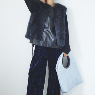 ネイビーのビジュー付きフェイクファーのベストとベロアパンツ、黒のフェイクレザー切り替えトップスでクールに。ベスト7万400円（ミュベール）　カットソー2万4200円（ミュラー オブ ヨシオクボ）　パンツ2万3100円（リエス）　バッグ4万8400円（ペレック）　靴4万9500円（フミエタナカ／ドール）