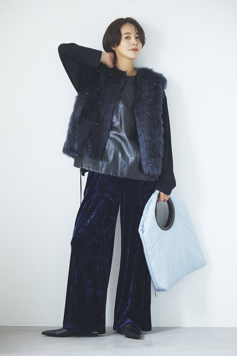 ネイビーのビジュー付きフェイクファーのベストとベロアパンツ、黒のフェイクレザー切り替えトップスでクールに。ベスト7万400円（ミュベール）　カットソー2万4200円（ミュラー オブ ヨシオクボ）　パンツ2万3100円（リエス）　バッグ4万8400円（ペレック）　靴4万9500円（フミエタナカ／ドール）