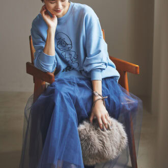 黄み系のブルーとネイビーでスマーフ柄のポップさをトーンダウン。スエット1万1000円（グッド ロック スピード／グッドスピード） スカート3万3000円（ビリティス・ディセッタン／ビリティス）　バッグ1万2100円（アンタイトル）　ソックス3300円（ブルーフォレ／リトルリーグ インク）　パンプス5万9400円（ペリーコ／アマン）