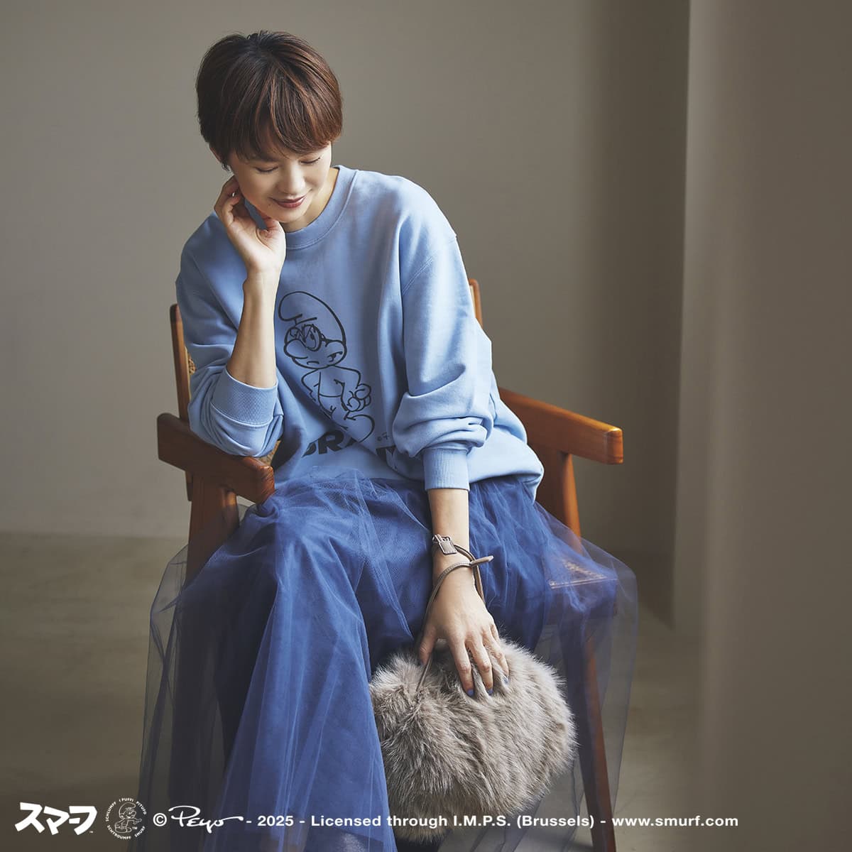 黄み系のブルーとネイビーでスマーフ柄のポップさをトーンダウン。スエット1万1000円（グッド ロック スピード／グッドスピード） スカート3万3000円（ビリティス・ディセッタン／ビリティス）　バッグ1万2100円（アンタイトル）　ソックス3300円（ブルーフォレ／リトルリーグ インク）　パンプス5万9400円（ペリーコ／アマン）