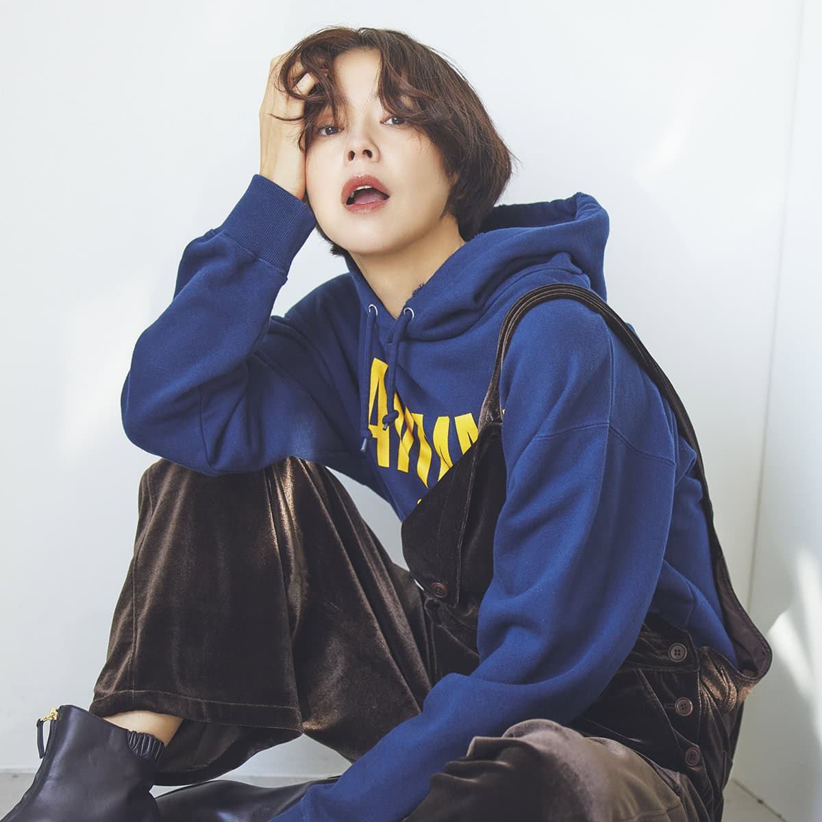 フーディスエット2万5300円（スタジオ ウィーアーオールアニマルズ／RHC ロンハーマン）　サロペット3万9600円（ビリティス・ディセッタン／ビリティス）　ブーツ8万9100円（ブレンテッラ／ハウス オブ ロータス 二子玉川店）