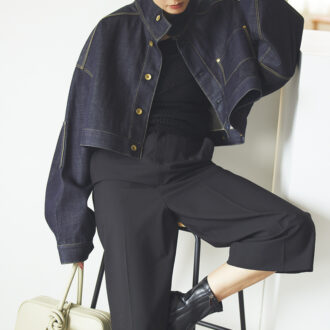 ネイビーがデニムジャケットを都会的なムードに。ジャケット6万9300円（ペレック）　カットソー2万5300円（ミュラー オブ ヨシオクボ）　パンツ3万52 00円（ベイジ，／オンワード樫山 お客様相談室）　バッグ5万2800円（ヴァジック／ヴァジックジャパン）　ブーツ2万5300円（モリーニ／ジャック・オブ・オール・トレーズ プレスルーム）
