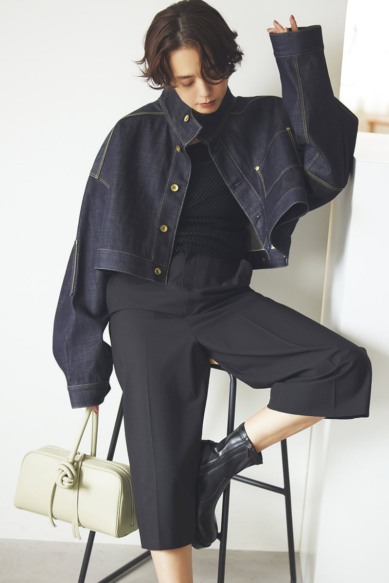 ネイビーがデニムジャケットを都会的なムードに。ジャケット6万9300円(ペレック) カットソー2万5300円(ミュラー オブ ヨシオクボ) パンツ3万52 00円(ベイジ,/オンワード樫山 お客様相談室) バッグ5万2800円(ヴァジック/ヴァジックジャパン) ブーツ2万5300円(モリーニ/ジャック・オブ・オール・トレーズ プレスルーム)