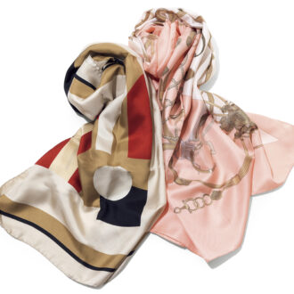 スカーフ［ピンク］8910円（アンタイトル） ［ベージュ］3万5200円（マエストソ／オブリオ）