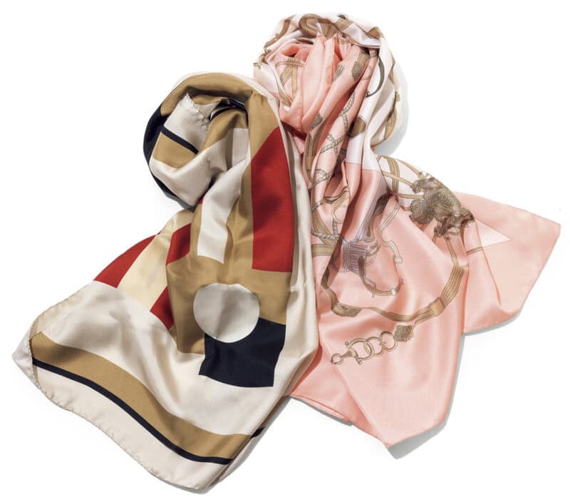 スカーフ［ピンク］8910円（アンタイトル） ［ベージュ］3万5200円（マエストソ／オブリオ）