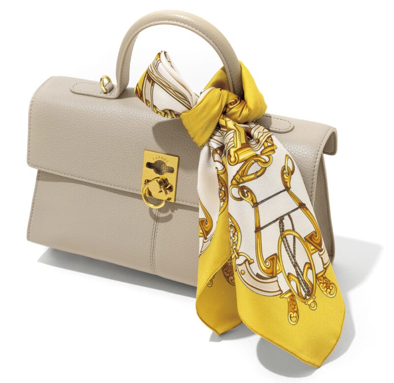 手軽に品よくお洒落な雰囲気を醸し出せるスカーフは、首もとだけでなくバッグのハンドルに巻くのも◎。バッグ9万2200円（カフネ）　巻いたスカーフ7700円（アンタイトル）