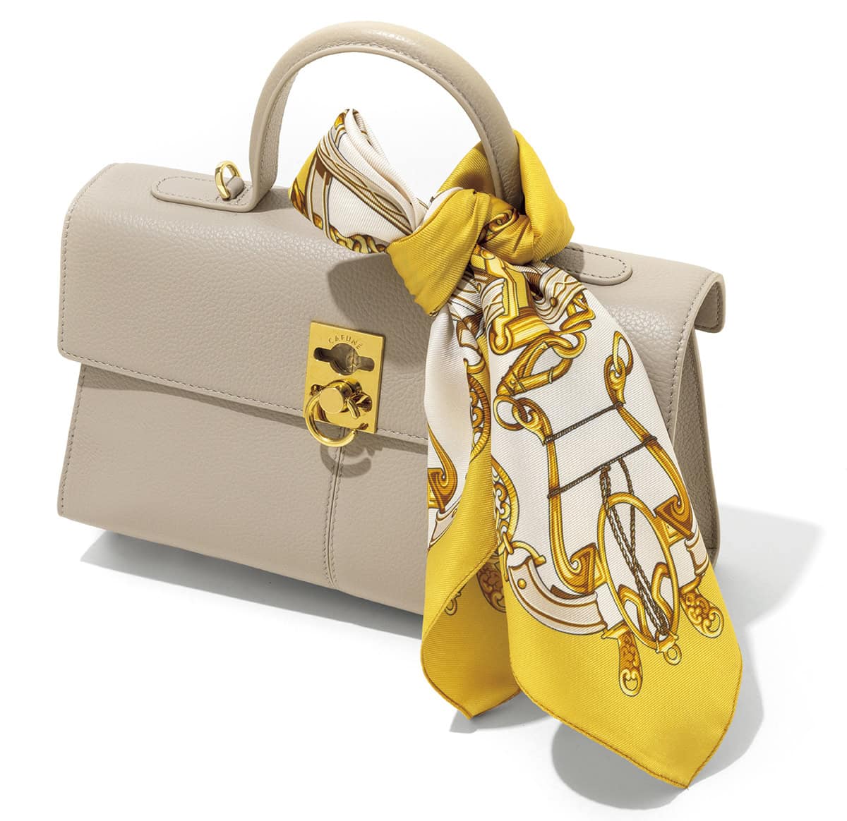 手軽に品よくお洒落な雰囲気を醸し出せるスカーフは、首もとだけでなくバッグのハンドルに巻くのも◎。バッグ9万2200円（カフネ）　巻いたスカーフ7700円（アンタイトル）