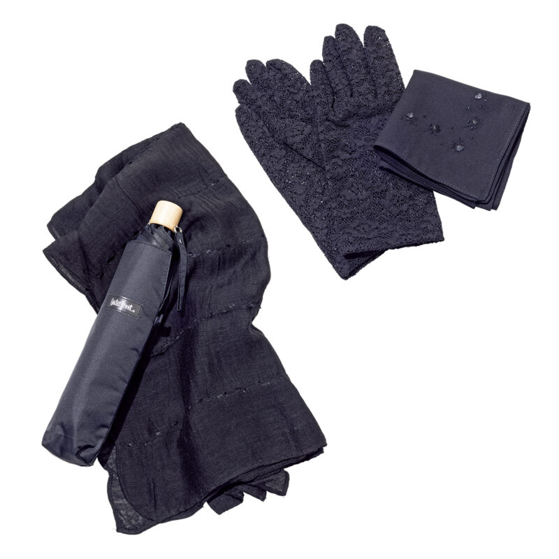 弔事の時のために用意しておきたい黒い必需品類。左から折り畳み傘、ストール、手袋、ハンカチ