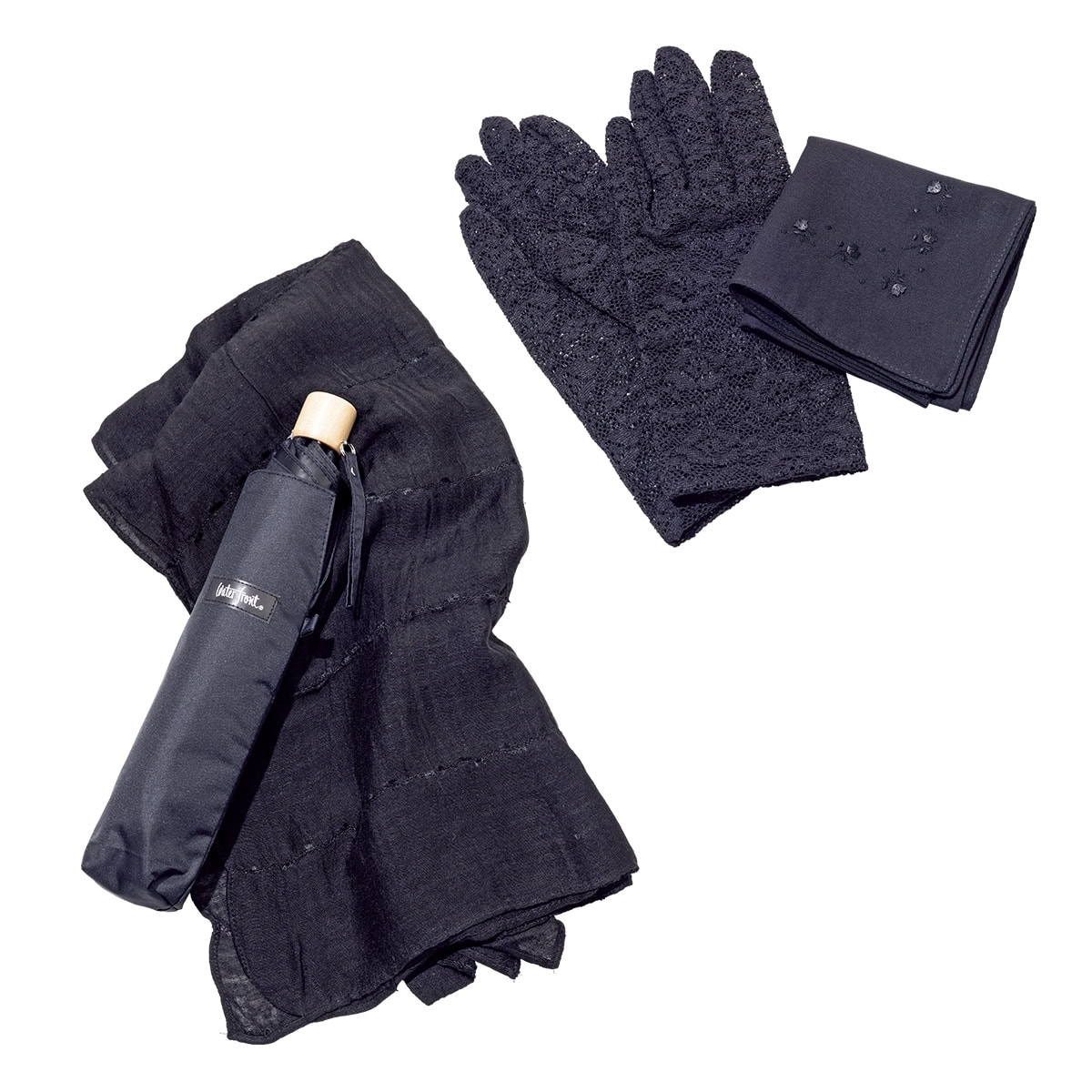 弔事の時のために用意しておきたい黒い必需品類。左から折り畳み傘、ストール、手袋、ハンカチ