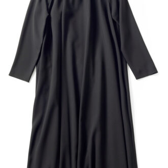 ブラックワンピースなら無難。1万490円（カレット／（株）TRYVISION）