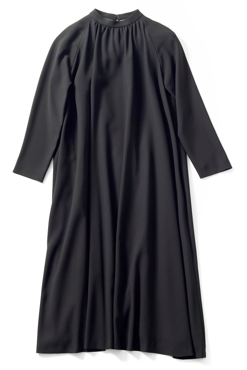 ブラックワンピースなら無難。1万490円(カレット/(株)TRYVISION)