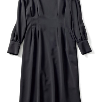 座った時に短くなりすぎないひざ下丈を。9900円（カレット／（株）TRYVISION）