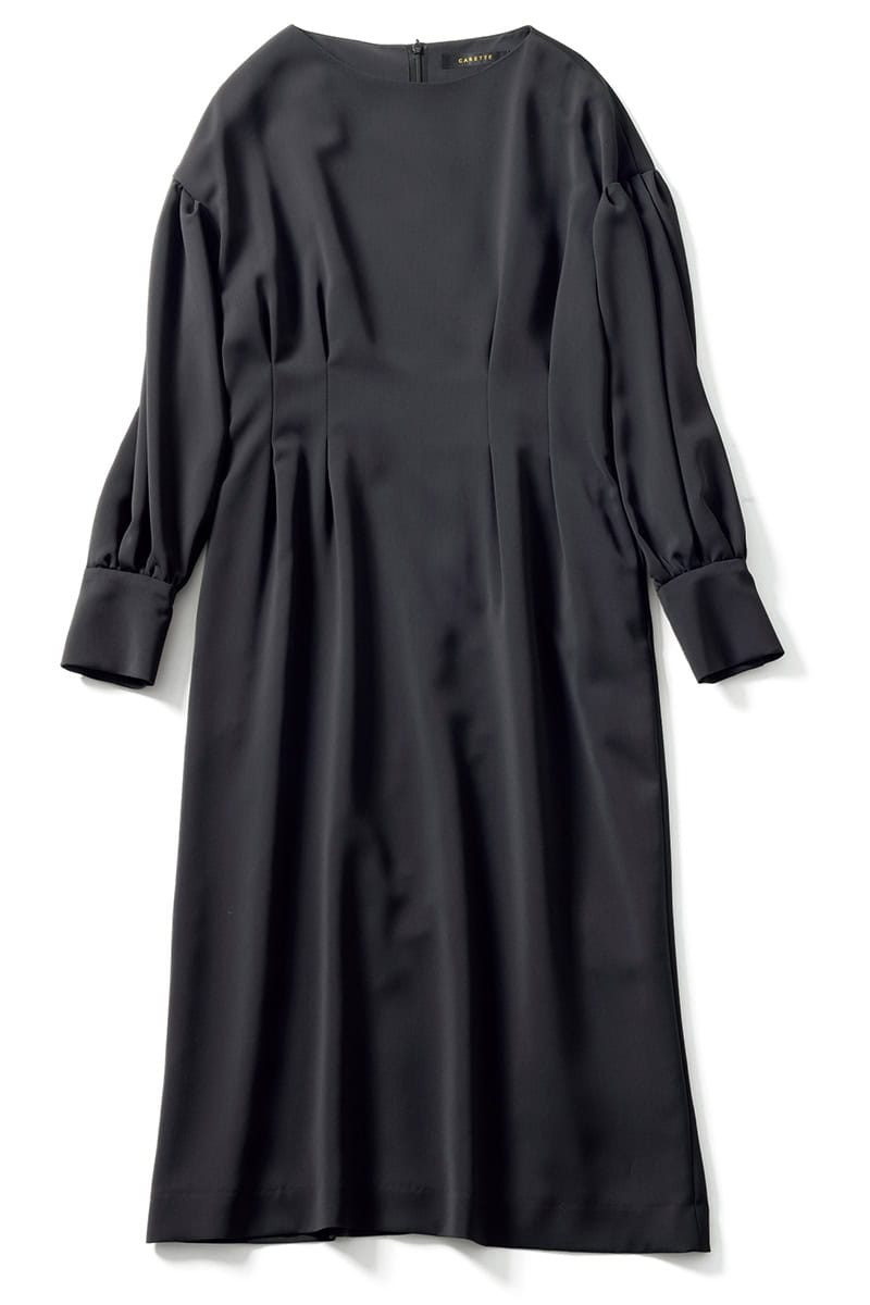 座った時に短くなりすぎないひざ下丈を。9900円(カレット/(株)TRYVISION)