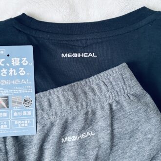 ワークマンのリカバリーウェア「メディヒール」長袖Tシャツとロングパンツのロゴと商品タグ