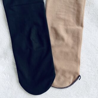 フェイクタイツの構造を説明する画像。肌色のタイツの上に黒い糸を編みかぶせる2重構造